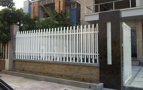 Hàng rào sắt tạo nên cảm giác chắc chắn, an toàn và sang trọng cho ngôi nhà của bạn. Hãy xem hình ảnh liên quan đến hàng rào sắt để hiểu thêm về sự đẳng cấp mà nó mang lại.