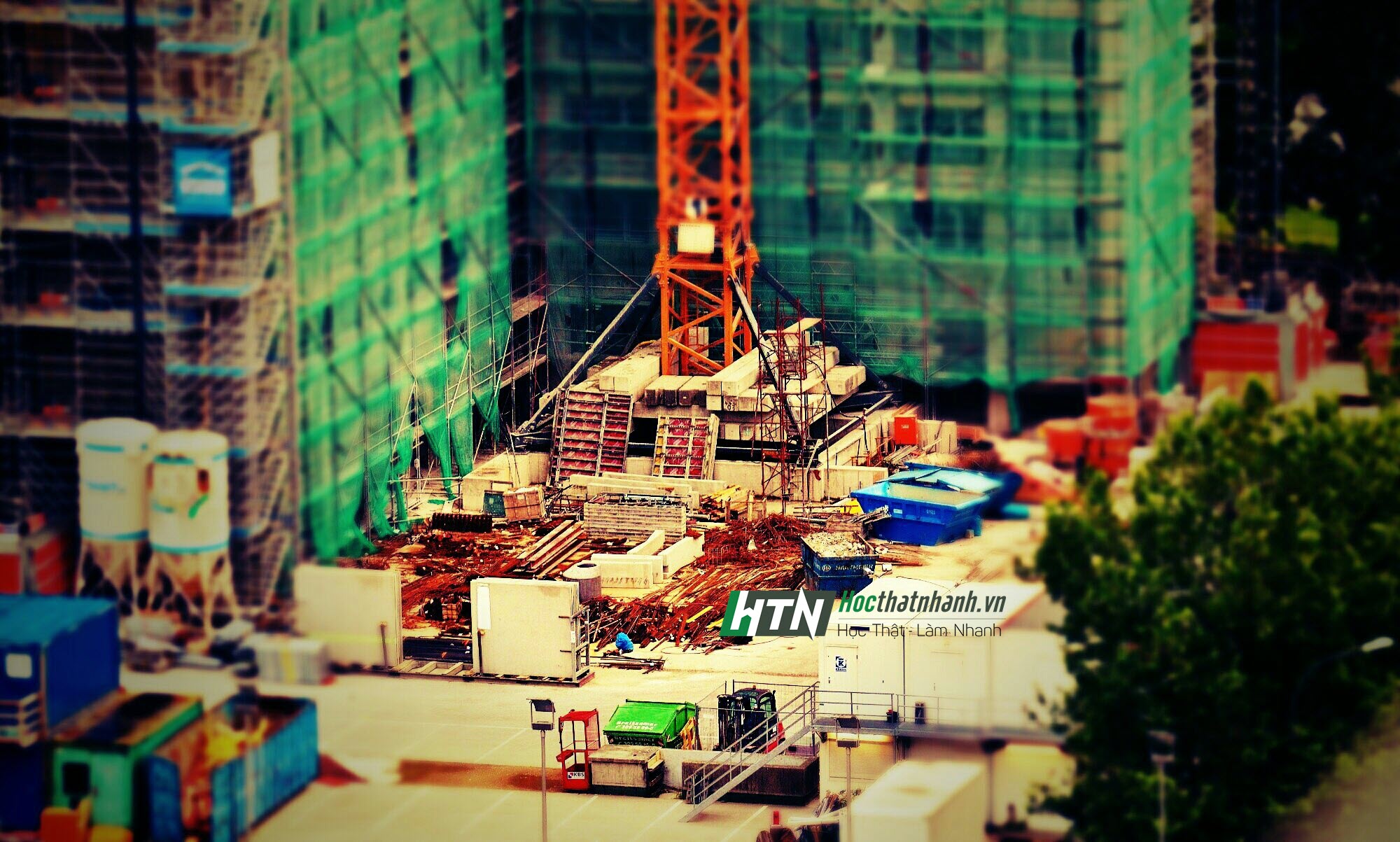 Chi lắp đặt cẩu trục tháp là một khoản mục trong Các chi phí khác có liên quan