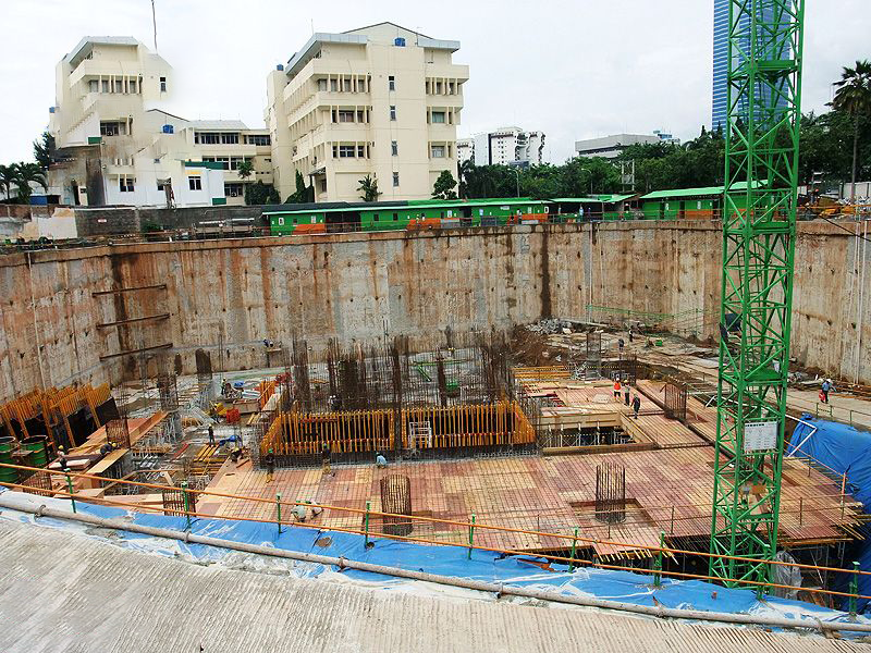 Thi công móng sâu bằng tường vây liên tục trong khu đô thị